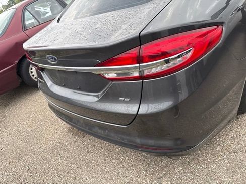 Used 2018 Ford Fusion SE w/ Fusion SE Technology Package FWD image 4