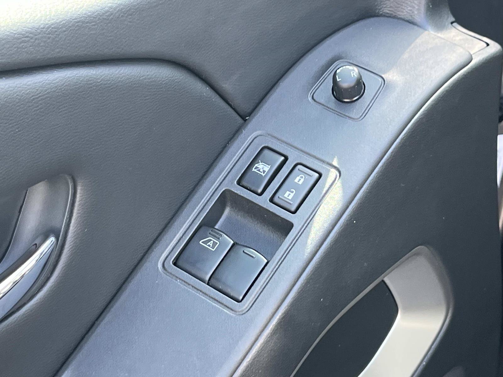 Used 2025 Nissan Frontier SV RWD image 27