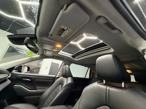 Used 2022 Toyota Highlander XLE image 12