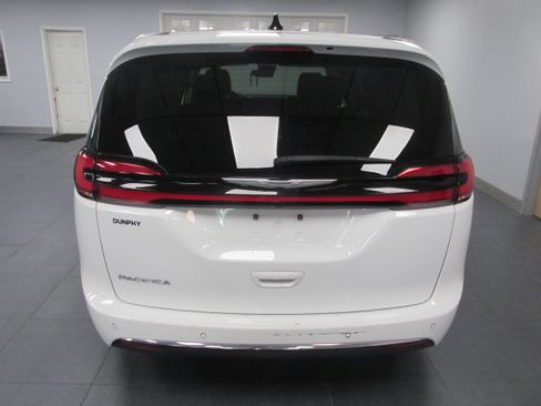Used 2023 Chrysler Pacifica Touring-L FWD image 5