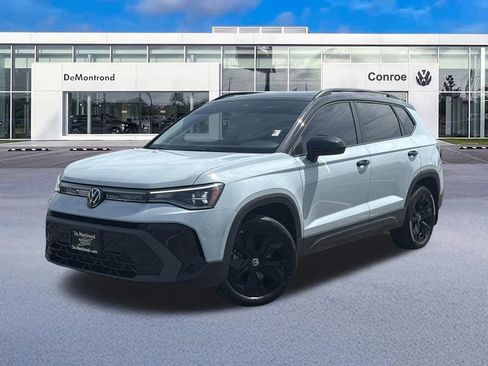 Used 2025 Volkswagen Taos SE w/ Taos MDO Package FWD image 1