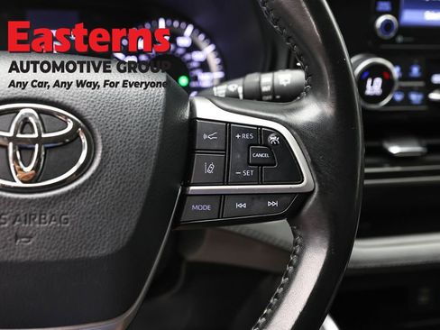 Used 2022 Toyota Highlander LE AWD/4WD image 16