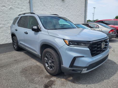 Used 2025 Honda Pilot TrailSport image 3
