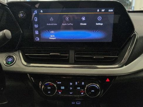 Used 2025 Chevrolet Trax LT w/ LT Convenience Package FWD image 16