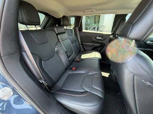 Used 2019 Jeep Cherokee Trailhawk AWD/4WD image 6