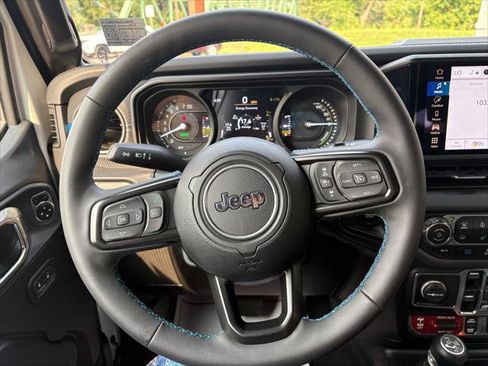 Certified 2025 Jeep Wrangler Unlimited Rubicon 4xe w/ Convenience Group AWD/4WD image 17