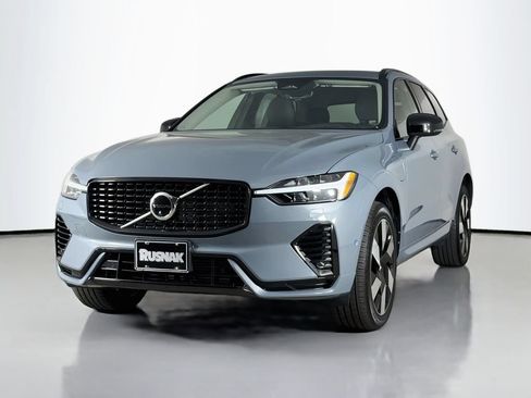 Certified 2023 Volvo XC60 T8 Plus AWD/4WD image 3