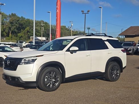 New 2025 Nissan Pathfinder SV w/ Black Appearance Package image 3