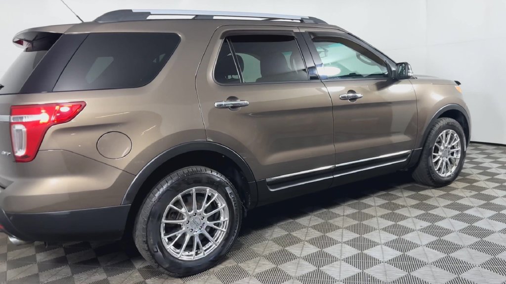 Used 2015 Ford Explorer XLT w/ Equipment Group 202B AWD/4WD image 12