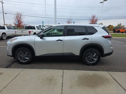 Used 2024 Nissan Rogue S AWD/4WD image 9