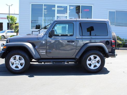 Used 2018 Jeep Wrangler Sport AWD/4WD image 3
