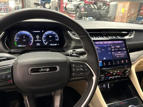 Used 2025 Jeep Grand Cherokee L Limited w/ Luxury Tech Group II AWD/4WD image 2