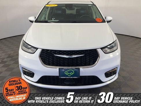 Used 2023 Chrysler Pacifica Touring-L FWD image 11