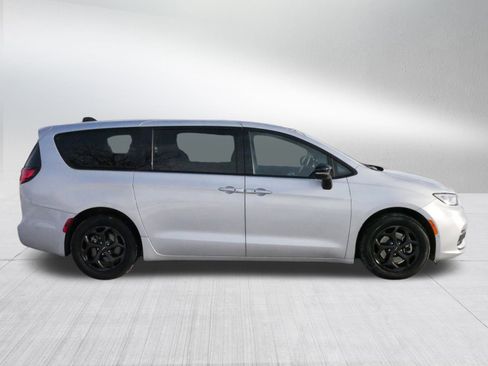 Used 2023 Chrysler Pacifica Limited w/ S Appearance Package image 8