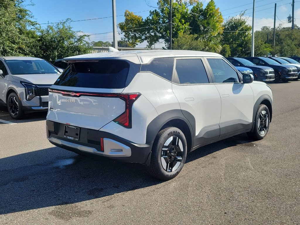 New 2027 Kia Seltos LX FWD image 6