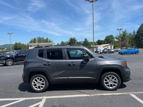 Used 2022 Jeep Renegade Latitude w/ Convenience Group AWD/4WD image 7