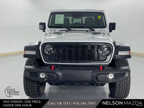 Used 2025 Jeep Gladiator Rubicon AWD/4WD image 2