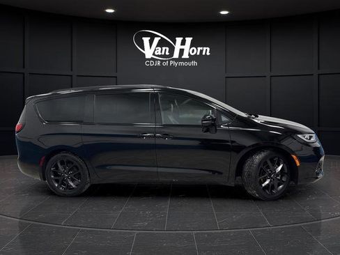 Certified 2025 Chrysler Pacifica Limited image 2