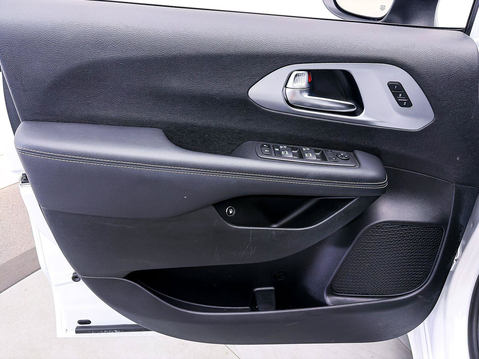 Used 2023 Chrysler Pacifica Touring-L w/ Uconnect Theater Family Group FWD image 17