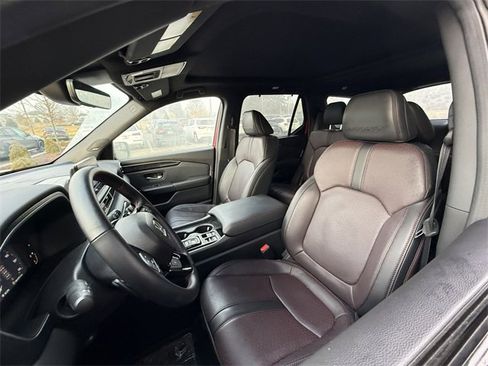Used 2025 Honda Pilot Black Edition image 6
