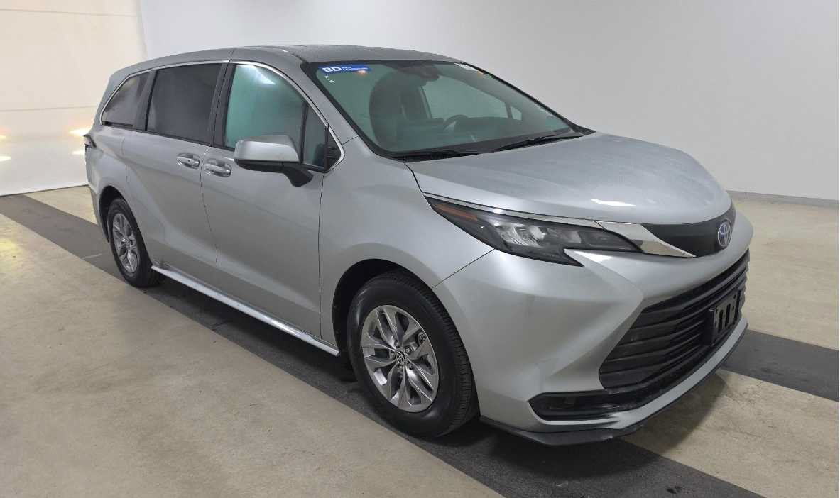 Used 2025 Toyota Sienna LE FWD image 3