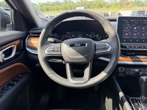 Certified 2025 Jeep Compass Limited AWD/4WD image 8