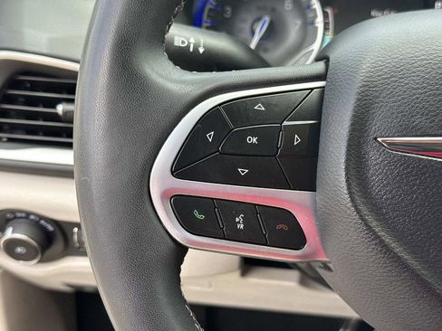 Used 2023 Chrysler Pacifica Touring-L FWD image 42