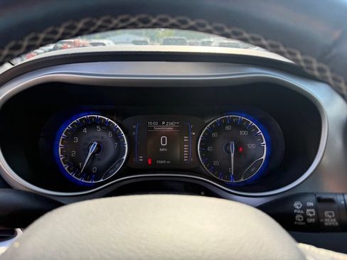 Used 2020 Chrysler Pacifica Touring-L w/ S Appearance Package FWD image 10
