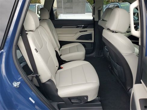 New 2025 Kia Telluride S image 12