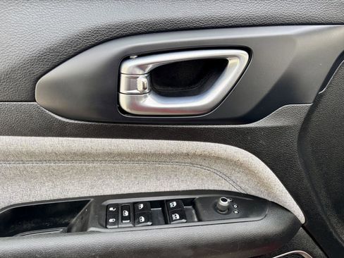 Used 2023 Jeep Compass Sport image 22