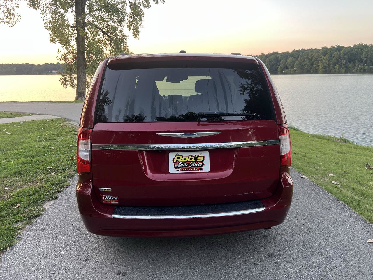 Used 2013 Chrysler Town & Country Touring FWD image 7