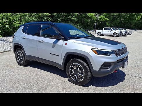 Used 2024 Jeep Compass Trailhawk w/ Trailhawk Elite Group AWD/4WD image 2