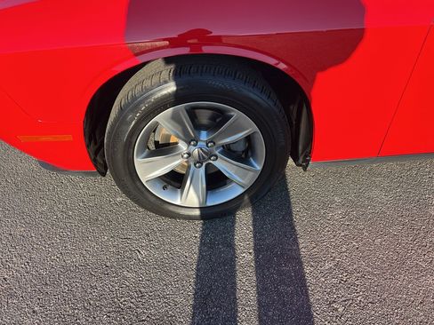 Used 2019 Dodge Challenger SXT image 7