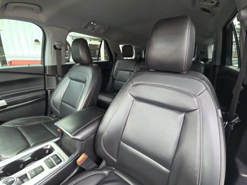 Used 2022 Ford Explorer XLT w/ Equipment Group 202A image 25
