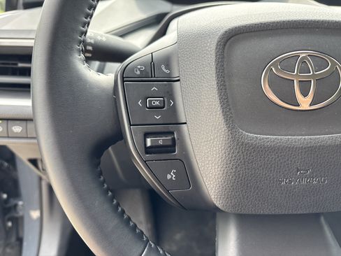 Used 2025 Toyota Prius LE FWD image 17