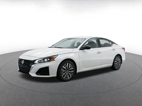 Used 2025 Nissan Altima 2.5 SV FWD image 3