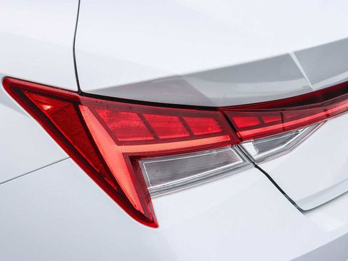 Used 2023 Hyundai Elantra Limited image 8