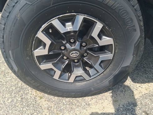 Used 2021 Toyota Tacoma TRD Off-Road w/ TRD Premium Off Road Package AWD/4WD image 29