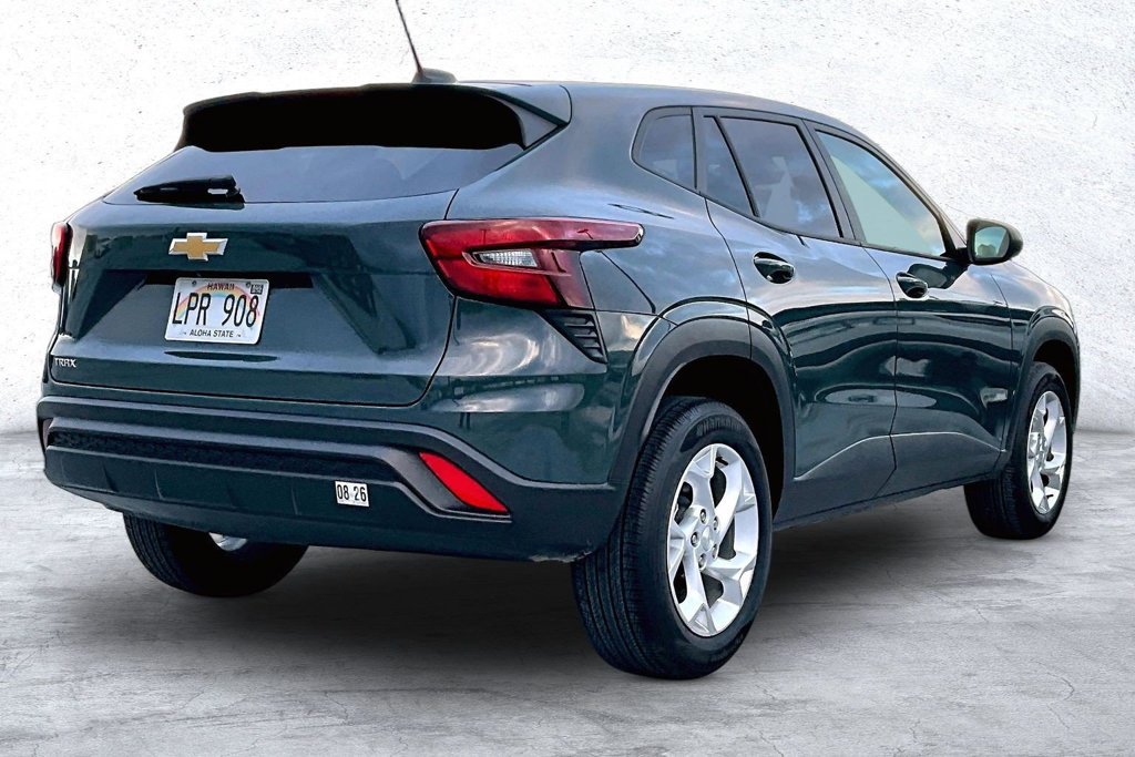 Used 2025 Chevrolet Trax LS w/ LS Convenience Package FWD image 2