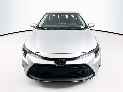 Used 2025 Toyota Corolla LE image 2