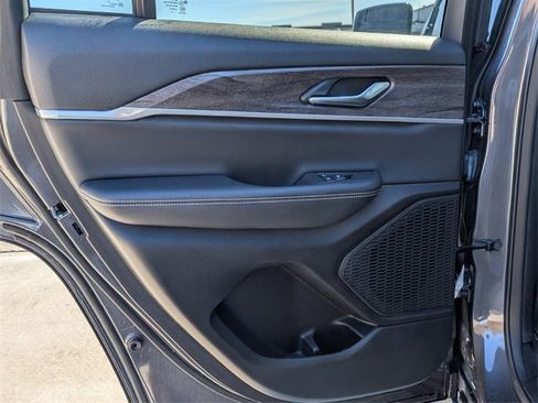 Used 2023 Jeep Grand Cherokee Limited w/ Black Appearance Package image 21