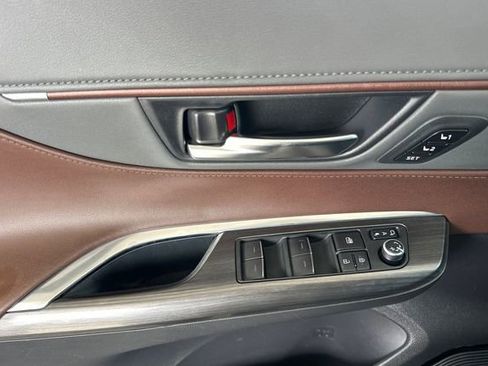 Used 2021 Toyota Venza XLE w/ Carpet Mat Package (TMS) image 11