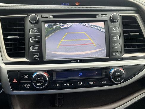 Used 2015 Toyota Highlander Limited FWD image 16