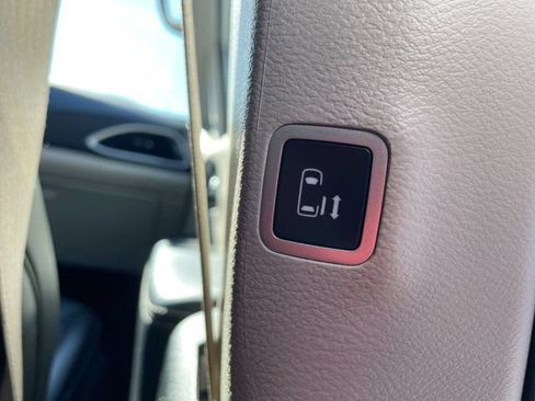 Used 2023 Chrysler Pacifica Touring-L FWD image 15