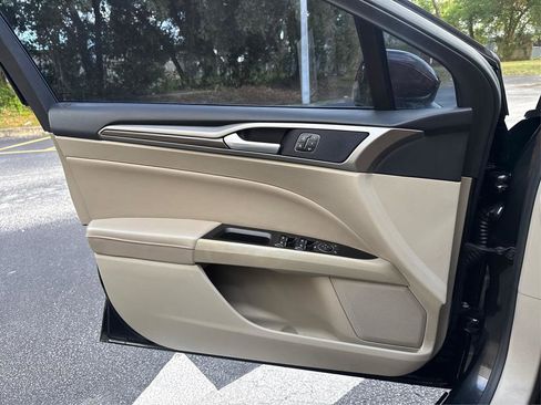 Used 2017 Ford Fusion SE w/ Fusion SE Technology Package image 30