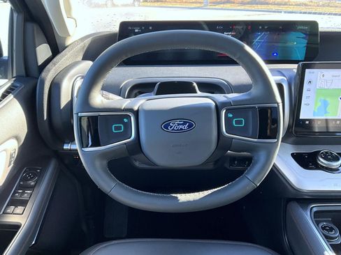 Used 2025 Ford Expedition Active image 12