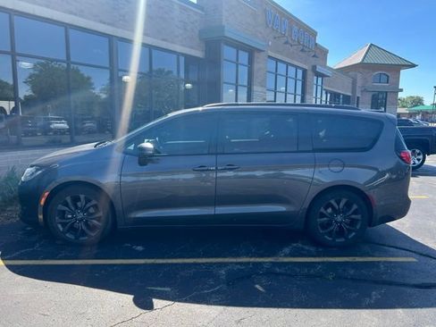 Used 2019 Chrysler Pacifica Limited w/ Advanced Safetytec Group FWD image 2