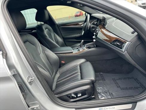 Used 2019 BMW 530e w/ Convenience Package RWD image 19