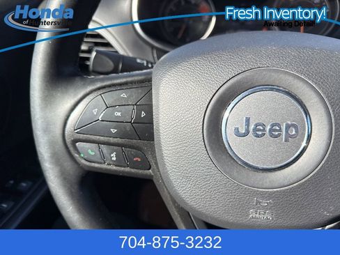 Used 2019 Jeep Cherokee Trailhawk w/ Cold Weather Group image 24