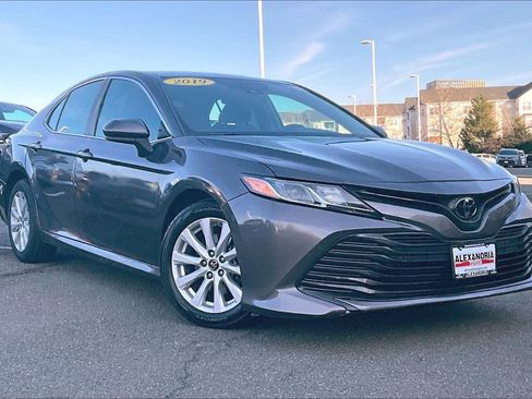Used 2019 Toyota Camry LE image 2